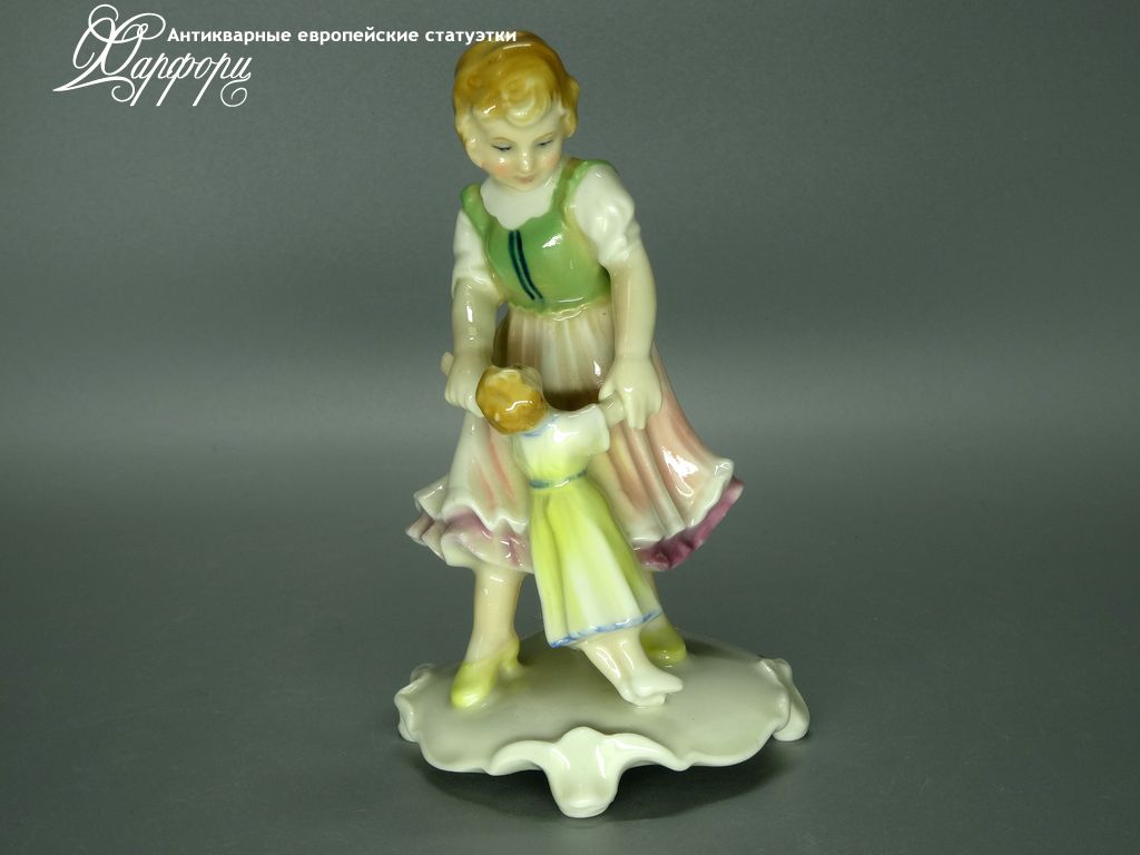 Купить фарфоровые статуэтки KARL ENS, Девочка с куклой, Германия